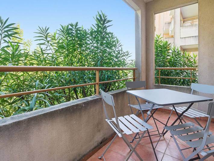 Ganze Wohnung, Gemütliche Ferienwohnung mit Pool und Balkon, 700 m vom Stadtzentrum von Grasse entfernt in Grasse, Mittelmeerküste (Frankreich)