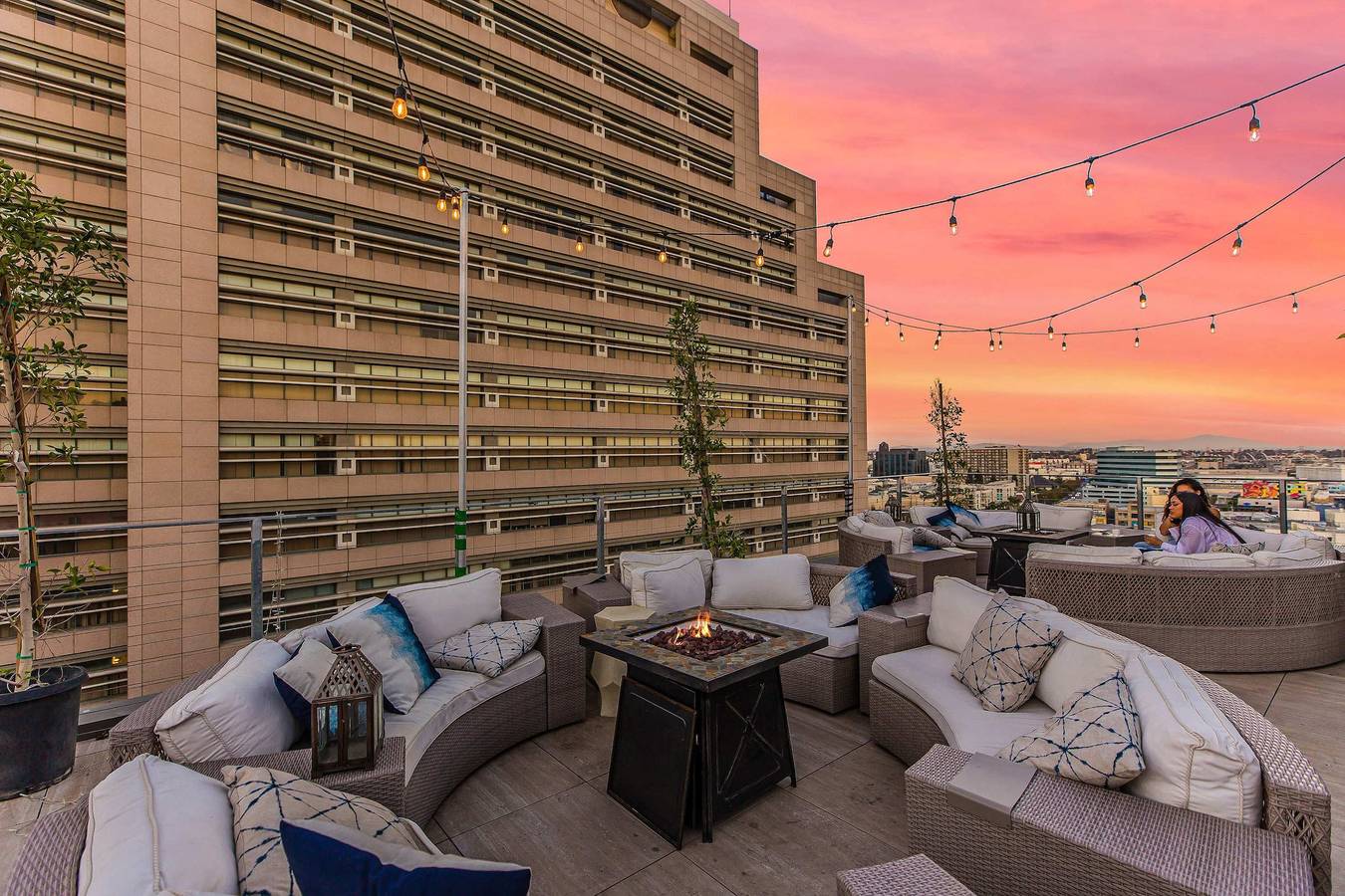 Entire apartment, Stylish 2Br 2Ba At Hwh by Oneluxstay in Los Angeles, Los Angeles County