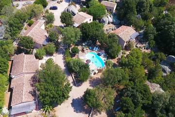 Location de vacances pour 5 personnes, avec terrasse ainsi que piscine et jardin à Sotta