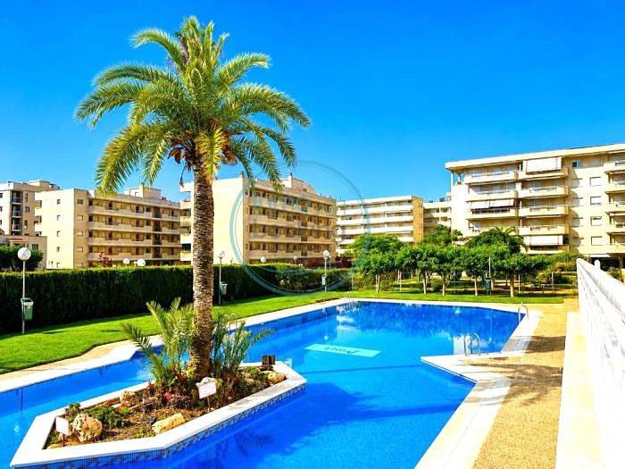 Entire holiday apartment, Aqua Marina Ii La Pineda, air-conditioned with a pool in La Pineda, Platja de la Pineda