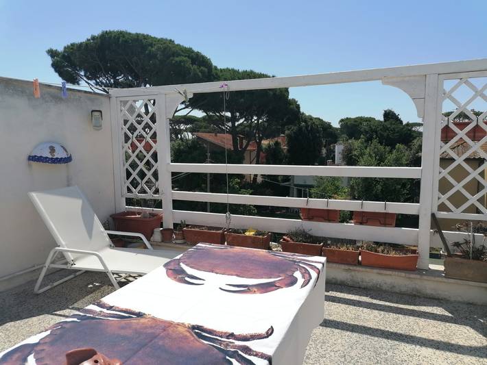Appartamento intero, Appartamento 'Casa Di Clara Fregene' con terrazza privata, giardino privato e aria condizionata in Fregene, Fiumicino