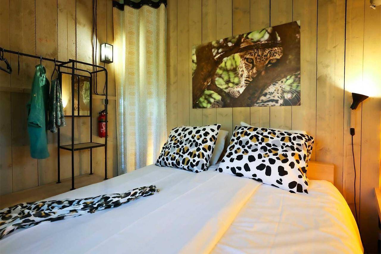 Glamping Safarilodge 'Grutte Fiif' met airco, extra keuken op veranda en privé achtertuin in Nationaal Park De Alde Feanen