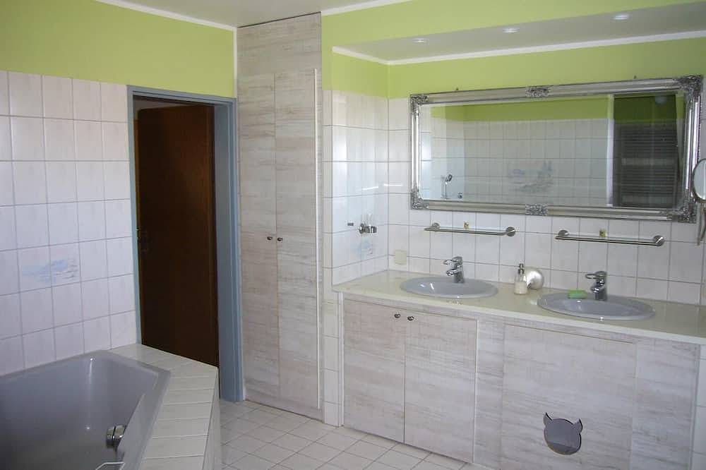 Ganze Wohnung, Für Familien, auch mit Hund, Blick auf den Deich und kurzer Weg zum Strand in Neuharlingersiel, Nordseeküste