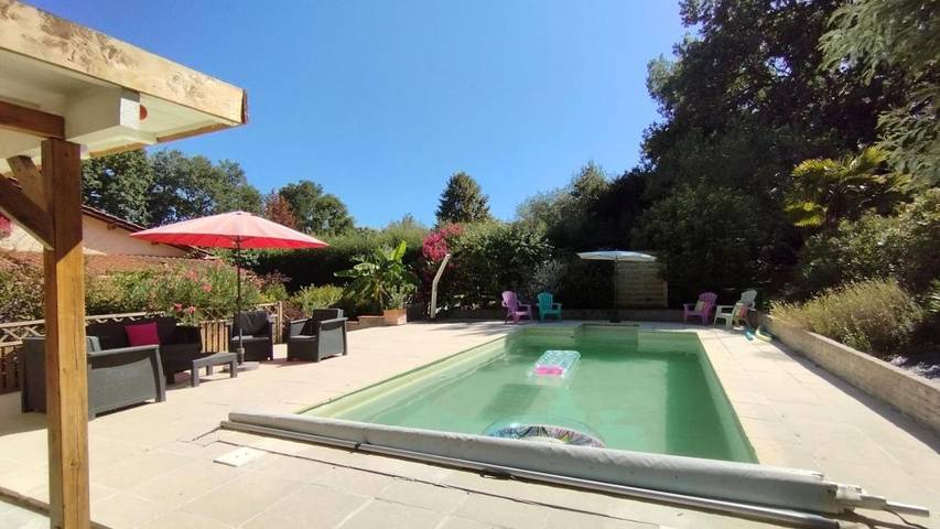 Location de vacances pour 4 personnes, avec Terrasse ainsi que Jardin et Piscine à Escornebœuf