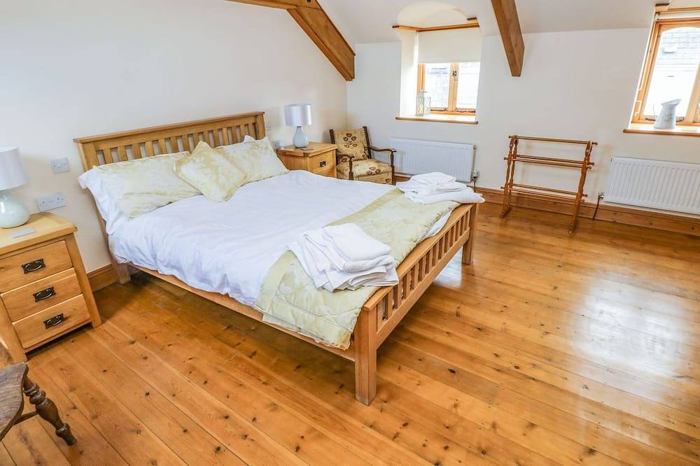 Ty Crydd, pet friendly, character holiday cottage in Kidwelly in Carmarthenshire