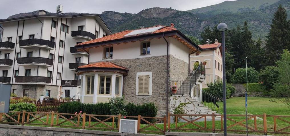 Location de vacances pour 6 personnes, avec Balcon et Terrasse ainsi que Jardin et Vue dans Saint-Vincent