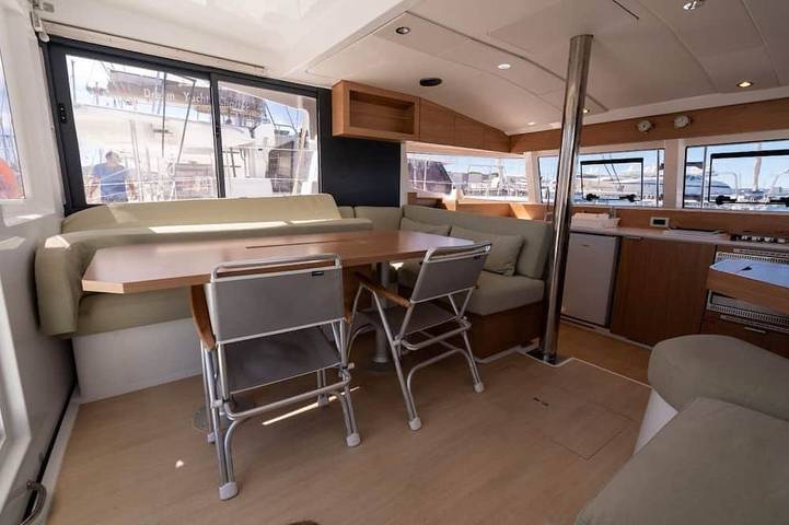 Péniche pour 8 personnes dans Port Pin Rolland - 4