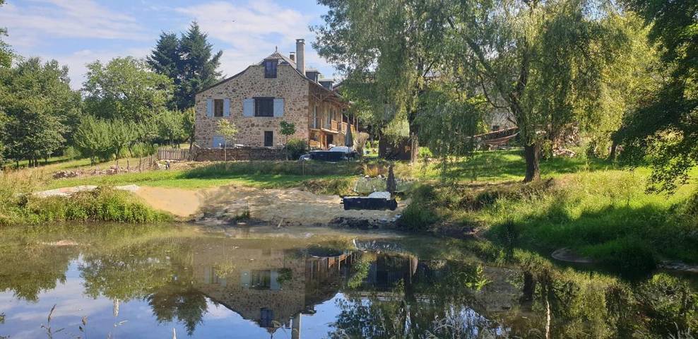 Location de vacances pour 3 personnes, avec jardin ainsi que vue et vue sur le lac, animaux acceptés dans l' Aveyron