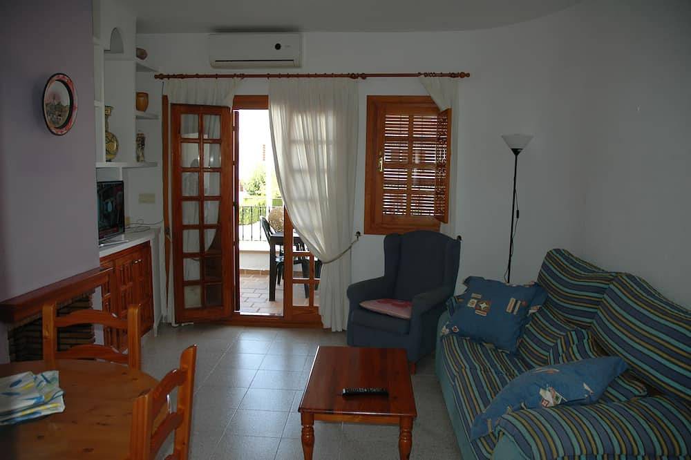 Cosy Bungalow with terrace overlooking swimming pool. in Torre de la Horadada, Pilar de la Horadada