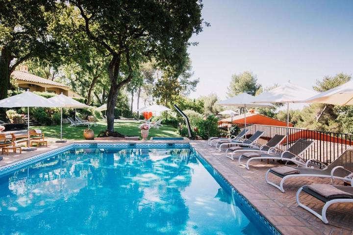 Hôtel pour 2 personnes, avec Terrasse et Jacuzzi ainsi que Jardin et Piscine