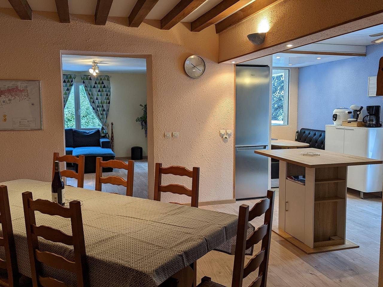 Geräumiges neues Haus zwischen Weinbergen und Wiesen, umzäunter Garten, Haustiere erlaubt, Parkplatz in Bévy, Dijon und Umgebung