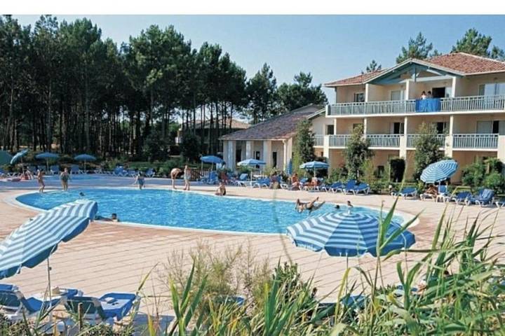 Gîte pour 5 personnes, avec piscine ainsi que vue et jardin, animaux acceptés dans Golf De Pinsolle