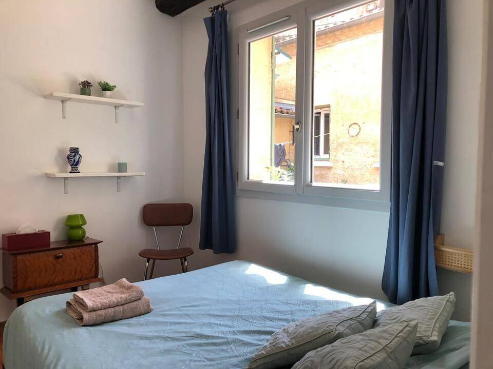 Family Room with Private Bathroom in Nîmes, Région de Nîmes
