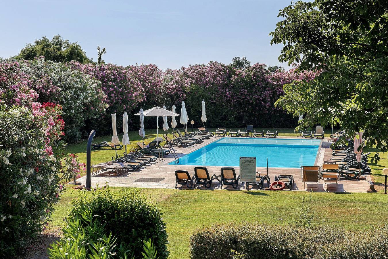 Appartamento intero, Appartamento 'Golf & Lake Relax' con Vista Montagna, Wi-Fi e Aria Condizionata in Castelnuovo del Garda, Prealpi Gardesane