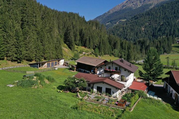 Ferienwohnung für 4 Personen, mit Balkon und Terrasse sowie Ausblick in Kaunertal