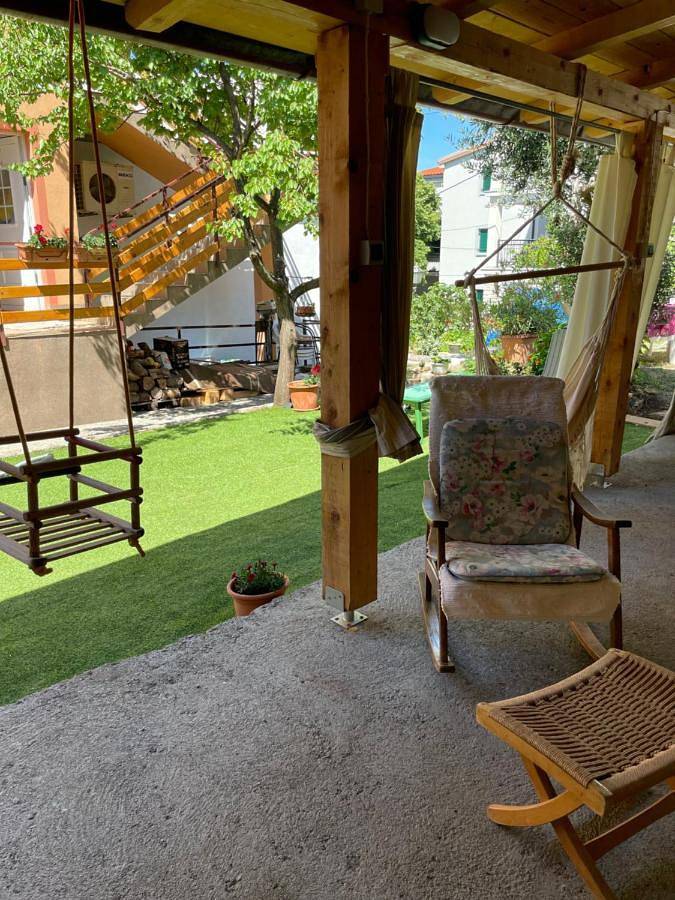 Ferienwohnung für 2 Personen, mit Ausblick und Garten sowie Terrasse in Karlobag - 3