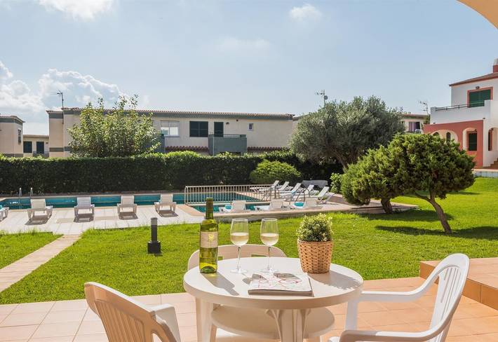 Apartamento entero, "Apartment 30 meters from the beach" con piscina, Wi-Fi, terrazas y jardín in Cala Blanes, Ciudadela