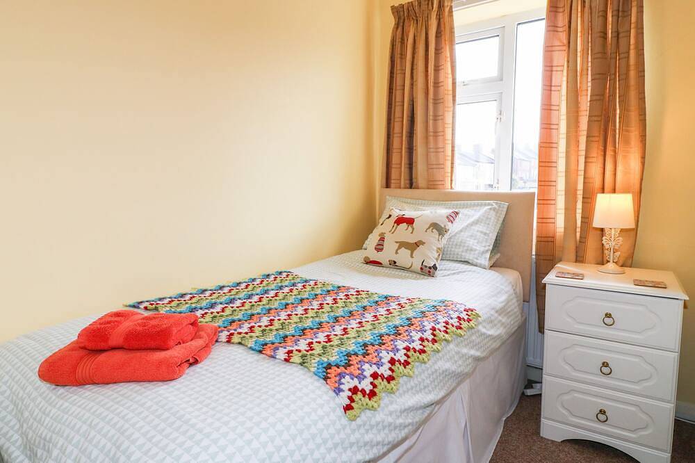 The Old Grocery, pet friendly, with a garden in Barrow Hill in Chesterfield, Derbyshire