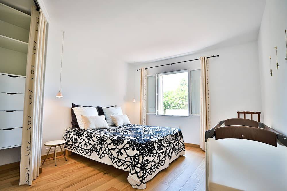 Country House With Private Heated Pool In Luberon in APT, Parque natural regional del Luberon