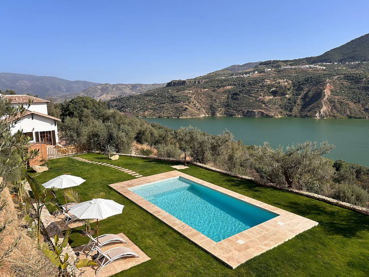 Villa 'Valle de Lecrín' con vistas al lago, Wi-Fi y aire acondicionado in Lecrín, Provincia de Granada