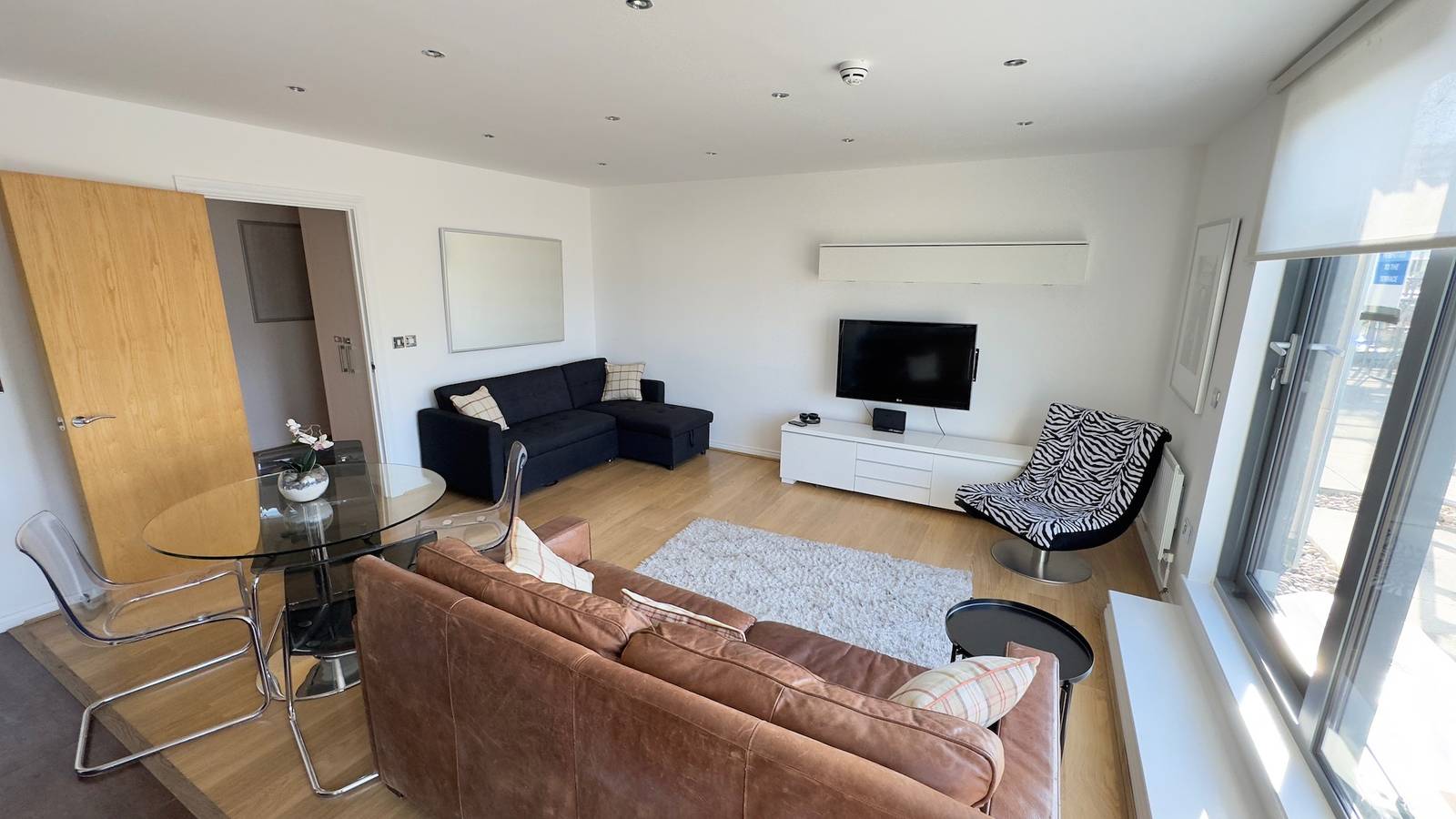Entire vacation apartment, 2-Bed Apt, Sleeps 7, 5 mins to Camden Market in Camden, London