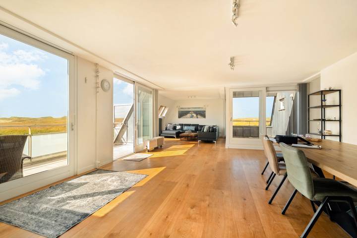 Ferienhaus für 8 Personen, mit Balkon/Terrasse und Balkon sowie Terrasse und Sauna