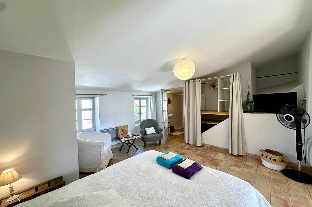 Apartamento entero, East Studio – Château Barbebelle Wine Estate Provence in Rognes, Region de Aix-en-Provence