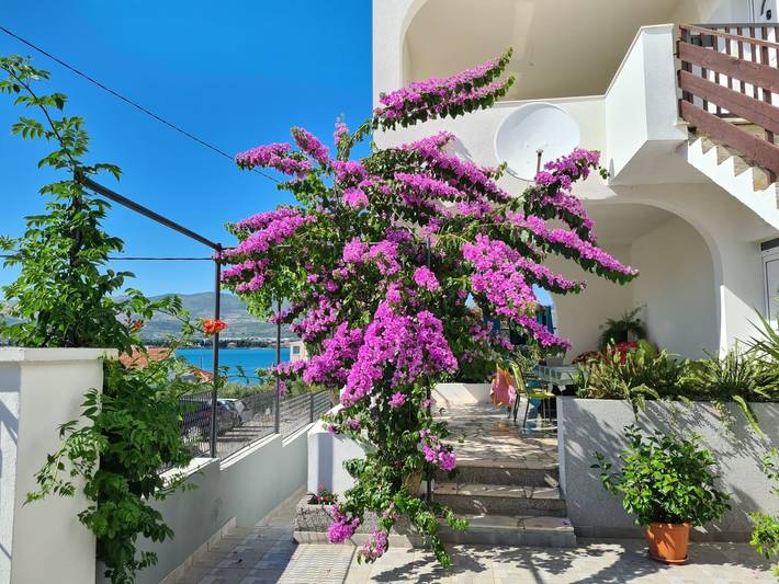 Apartament wakacyjny dla 7 osób, z balkon/ taras w Arbanija