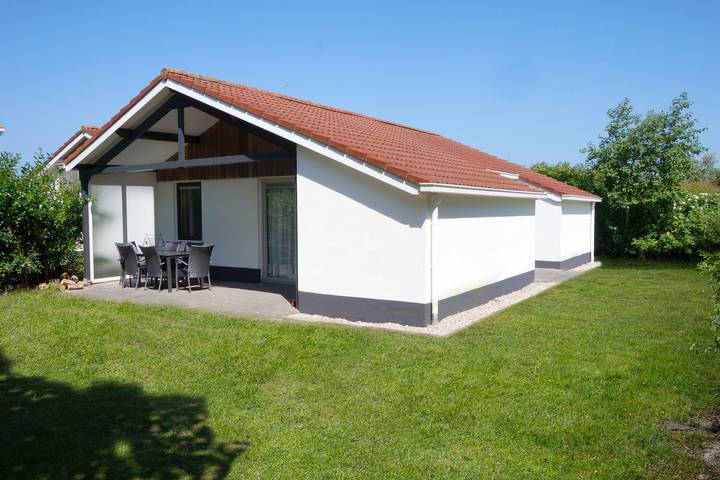 Bungalow für 6 Personen, mit Balkon/Terrasse und Terrasse sowie Garten und Pool in Friesland