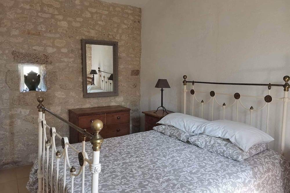 Le Pressoir  - Traditional Farmhouse nr La Rochelle. beaches 20 mins and a pool. in Landrais, Région de Rochefort