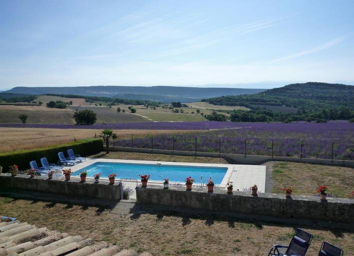 Location de vacances pour 4 personnes, avec jardin ainsi que vue et piscine à Vachères - 3