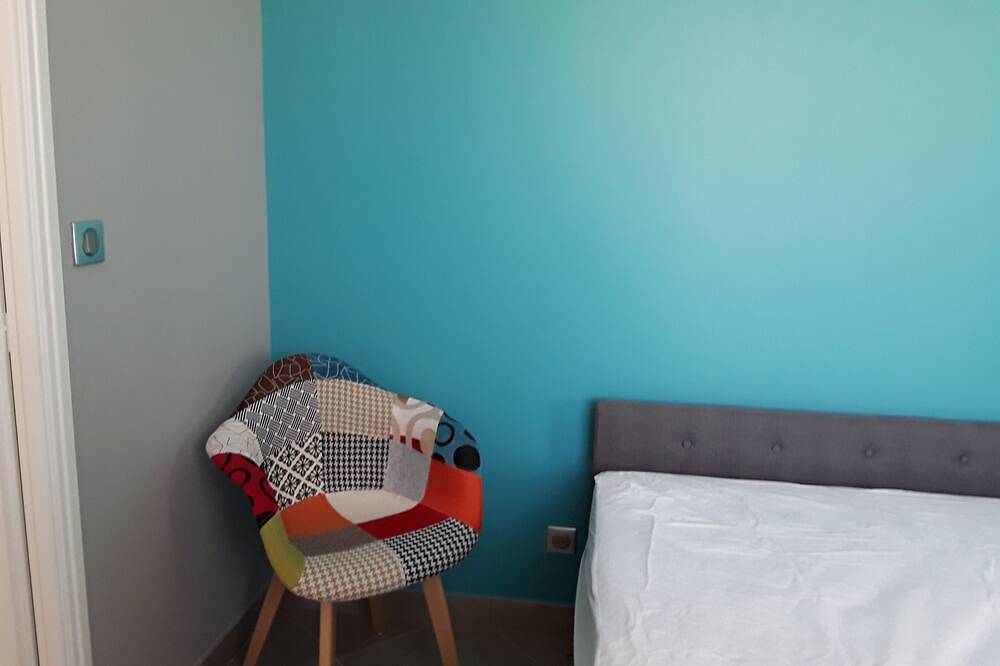 Petite suite entièrement neuve.Entrée indépendante avec couloir privé in Avoine, Vallée de la Loire