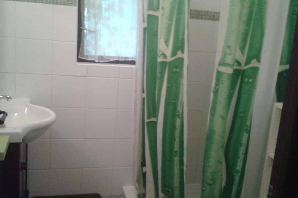 Petite Maisonnette Indépendante sur Terrain Ombrage Proximite Plage in Poussan, Côte d'Améthyste