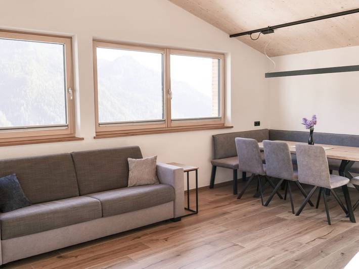 Ferienwohnung für 8 Personen, mit Balkon und Terrasse sowie Garten und Sauna in Kaunerberg