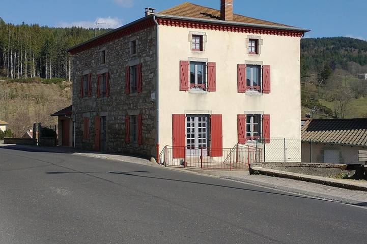 Location de vacances pour 13 personnes, avec jardin et terrasse à Saint-Anthème - 2