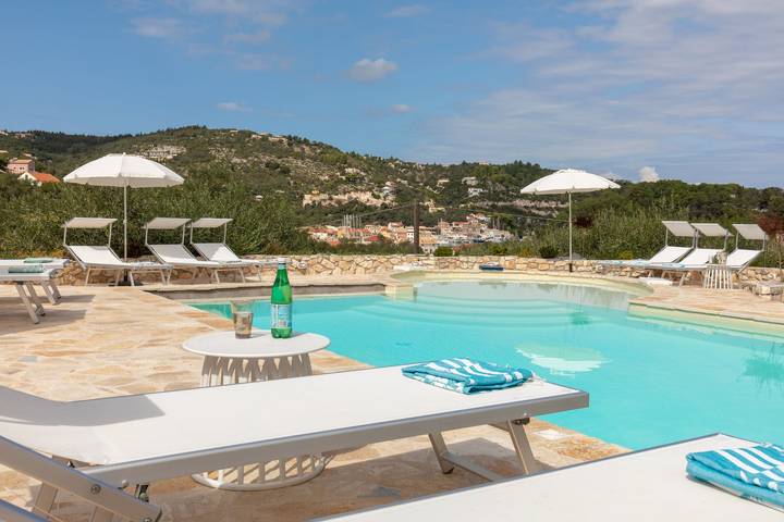 Gîte pour 4 personnes, avec Balcon et Terrasse ainsi que Jardin et Piscine
