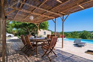 Location de vacances pour 6 personnes, avec piscine ainsi que jardin et terrasse à Dausse