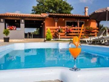 Maison d’hôte pour 6 personnes, avec piscine ainsi que jardin et vue à Pula