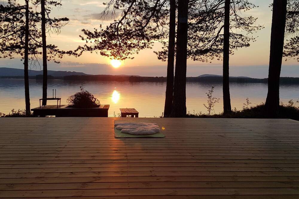 Cozy Forest Cabin by the Lake in Bottenwiek