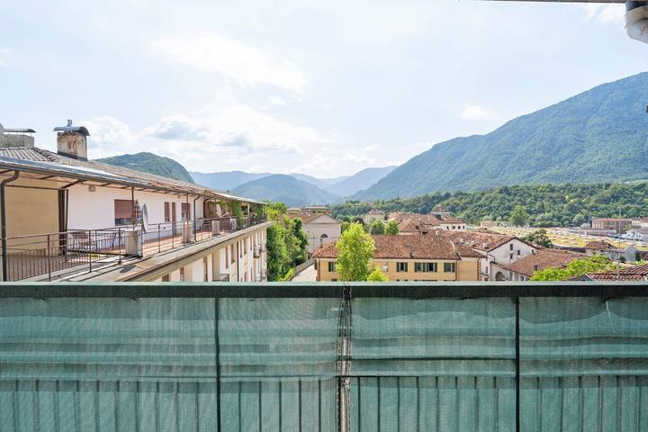 Appartamento intero, Appartamento 'Isola' con vista montagna, terrazza privata  e Wi-Fi in Feltre, Gruppo del Cimonega