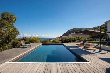 Location de vacances pour 11 personnes, avec vue ainsi que piscine et jardin, animaux acceptés à Sisco