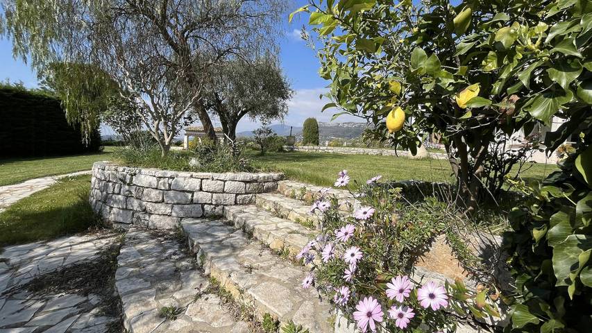 Location de vacances pour 12 personnes, avec jardin, animaux acceptés à La Gaude - 2