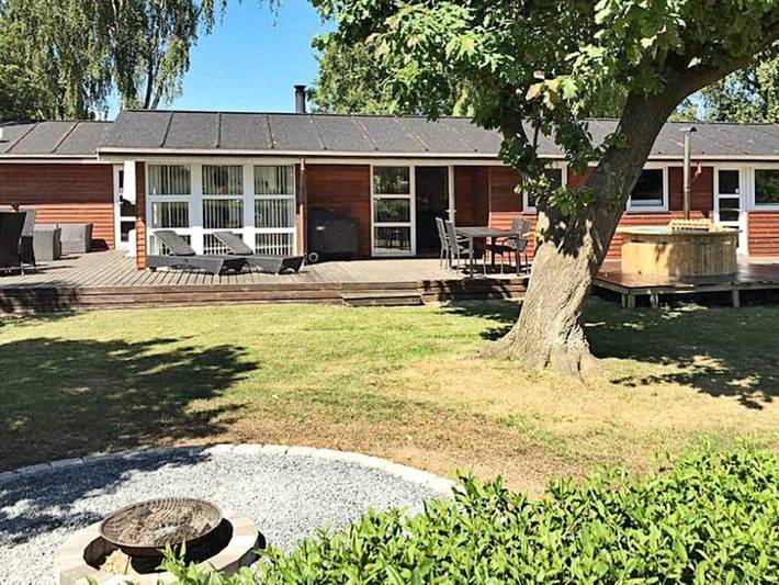Ferienhaus für 12 Personen, mit Whirlpool und Terrasse sowie Garten und Sauna in Juelsminde
