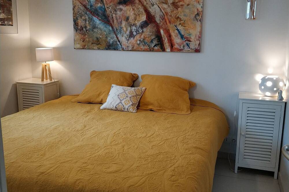 Entire apartment, Breathtaking view for this beautiful waterfront apartment. in Kerfissien, Cléder