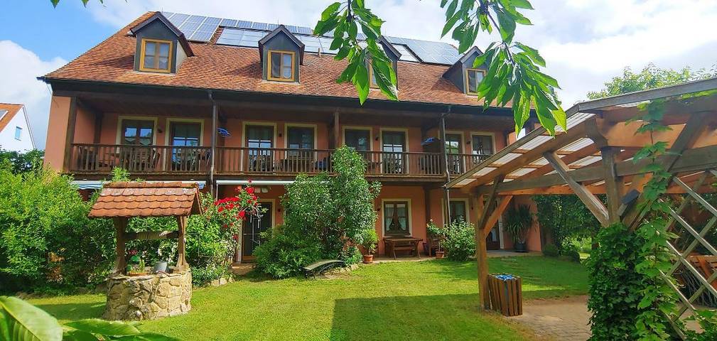 Pension Seerose - Ferienwohnung mit Gartenblick und Balkon Nr. 5 in Badeareal Ramsberg, Pleinfeld