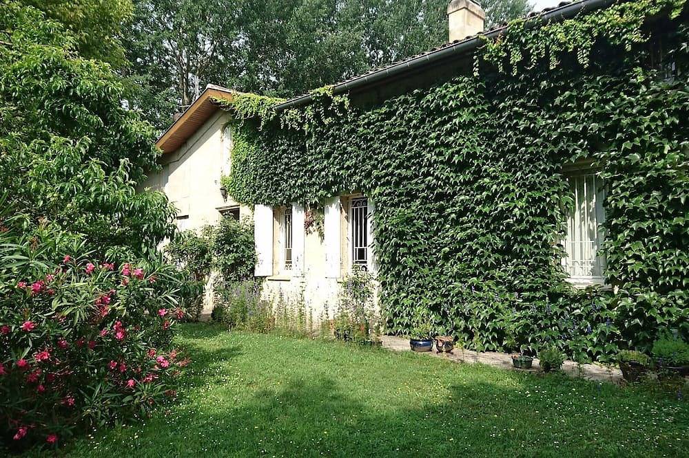 Bed and Breakfast 'La Lagune' con terraza compartida, jardín privado y Wi-Fi in Saint-André-de-Cubzac, Región de Blaye