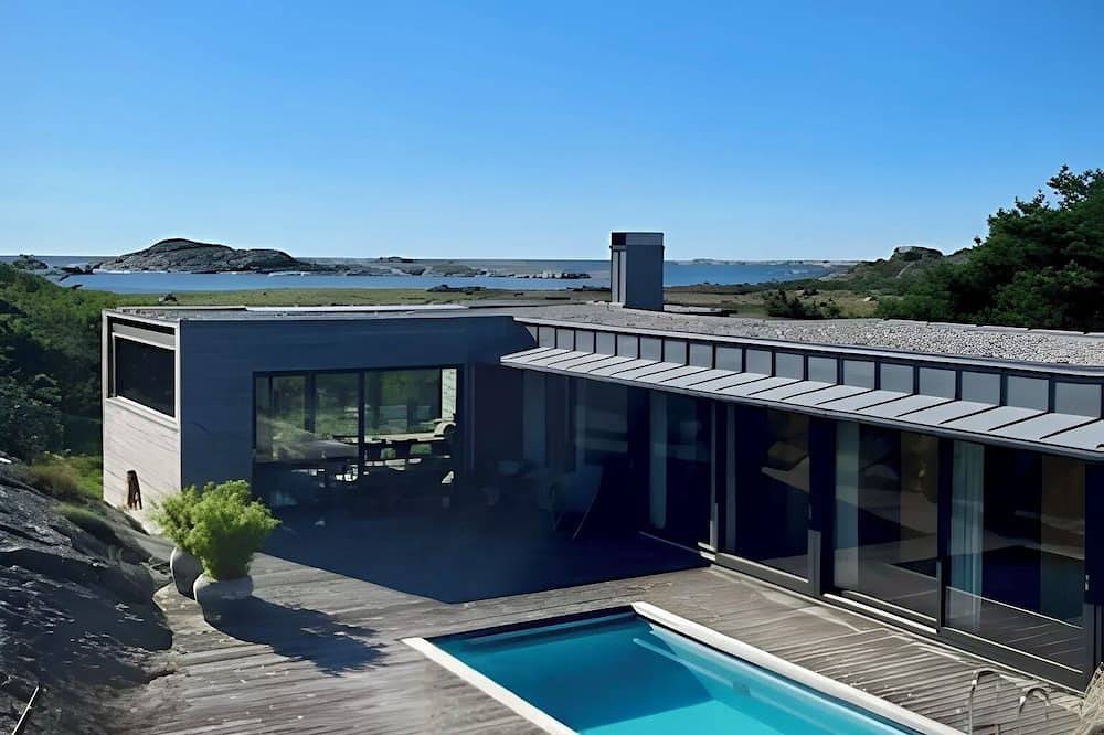 Exclusive cabin on the edge of Hvasser – pool, coastal rocks and total privacy in Tjøme