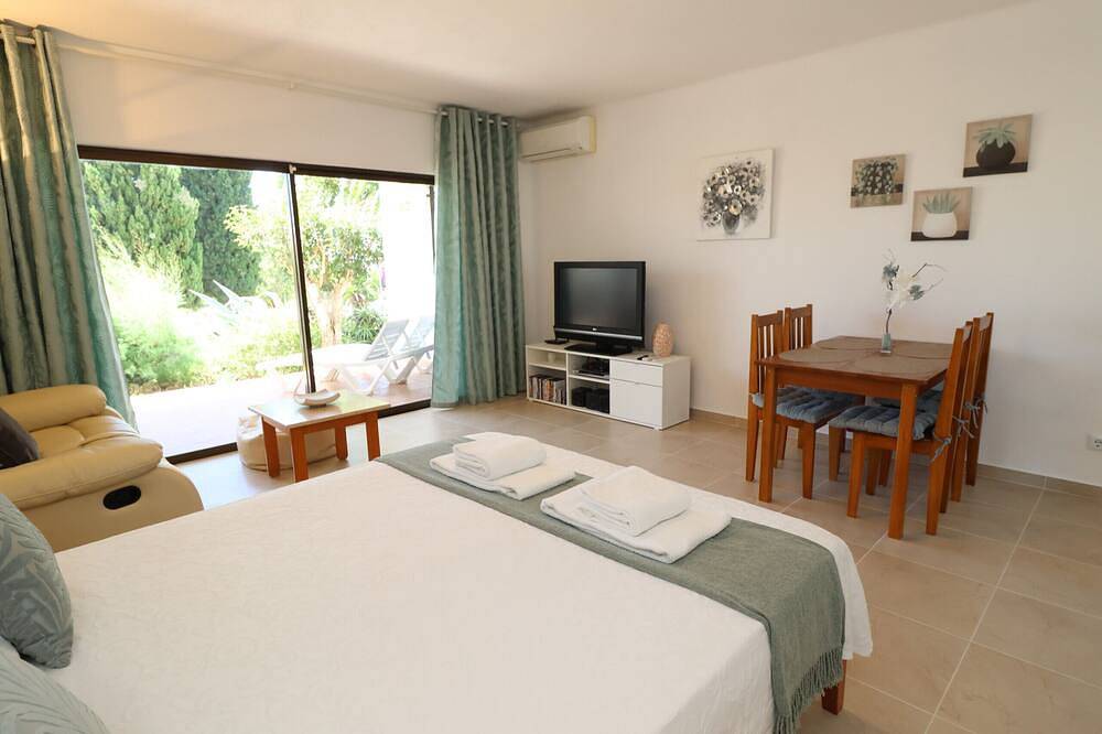 Appartamento intero, Studio Apartment with Swimming pool at São Rafael Beach - Albufeira in Albufeira, Distretto di Faro