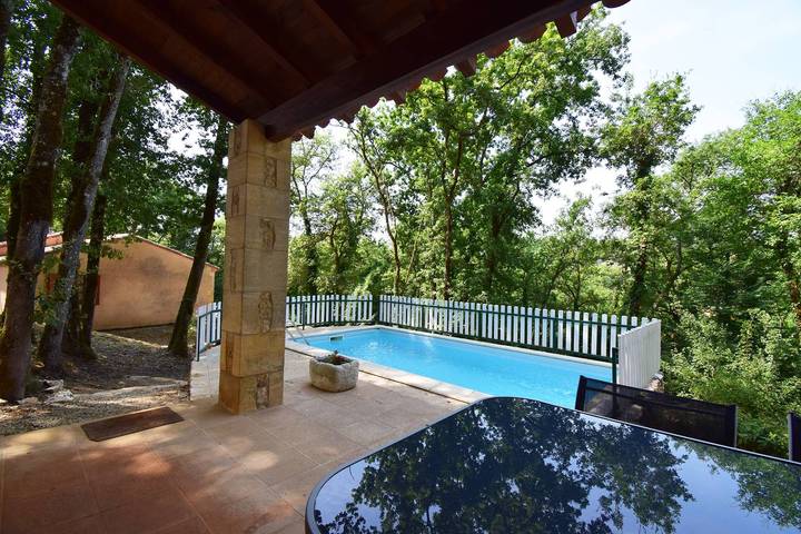 Location de vacances pour 4 personnes, avec terrasse et piscine à Blanquefort-sur-Briolance - 3