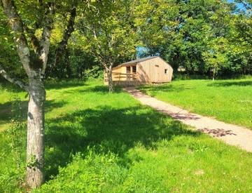 Chalet pour 4 personnes, avec piscine et terrasse dans le Lot